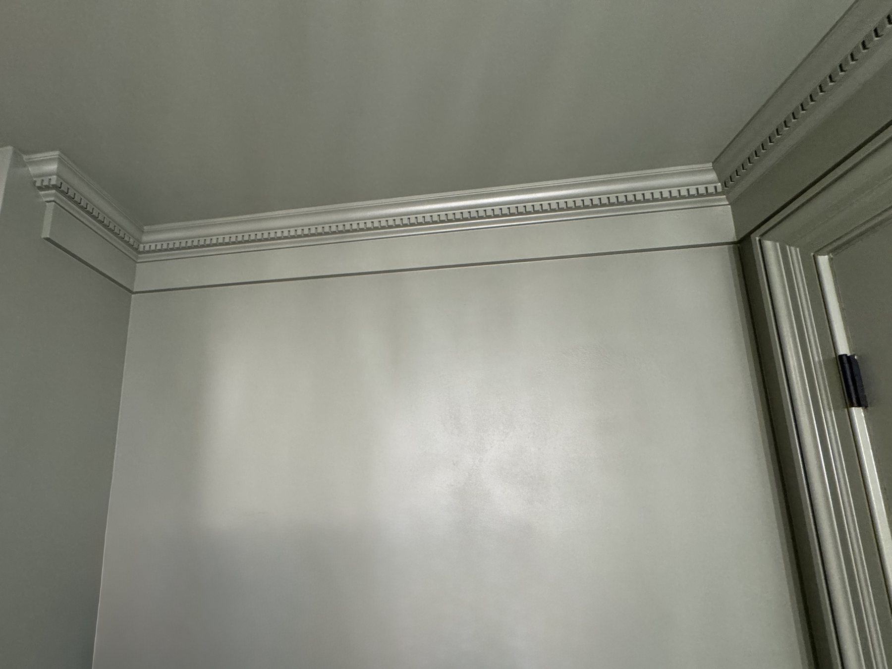 Dentil crown over a flat frieze
