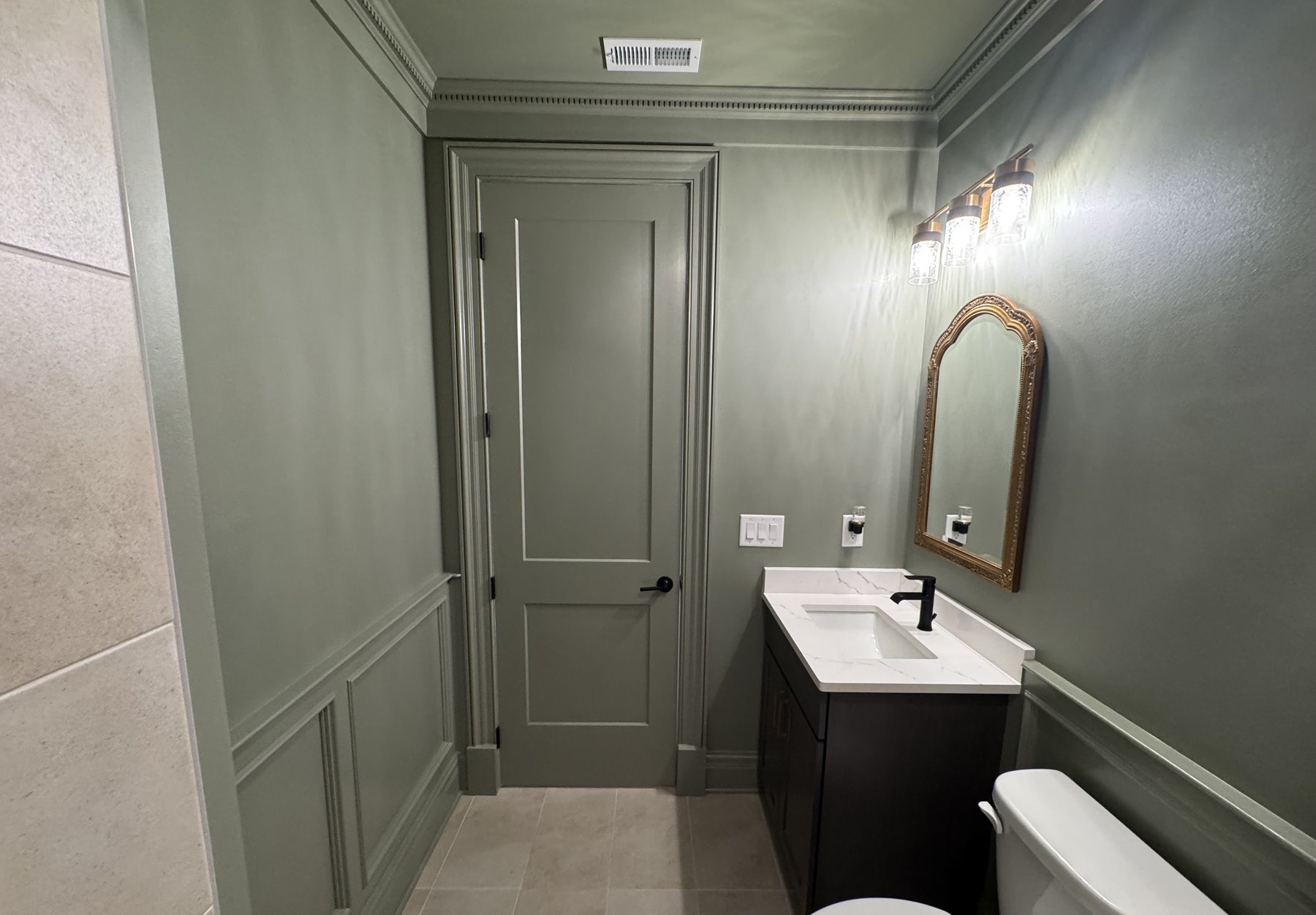 Federal-style bath with recessed-panel wainscoting and dentil crown