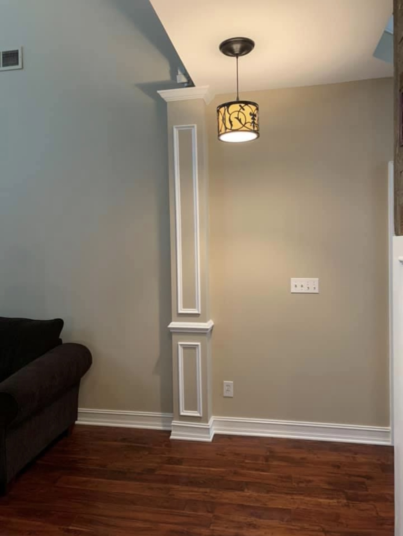 Wall column with mouldings