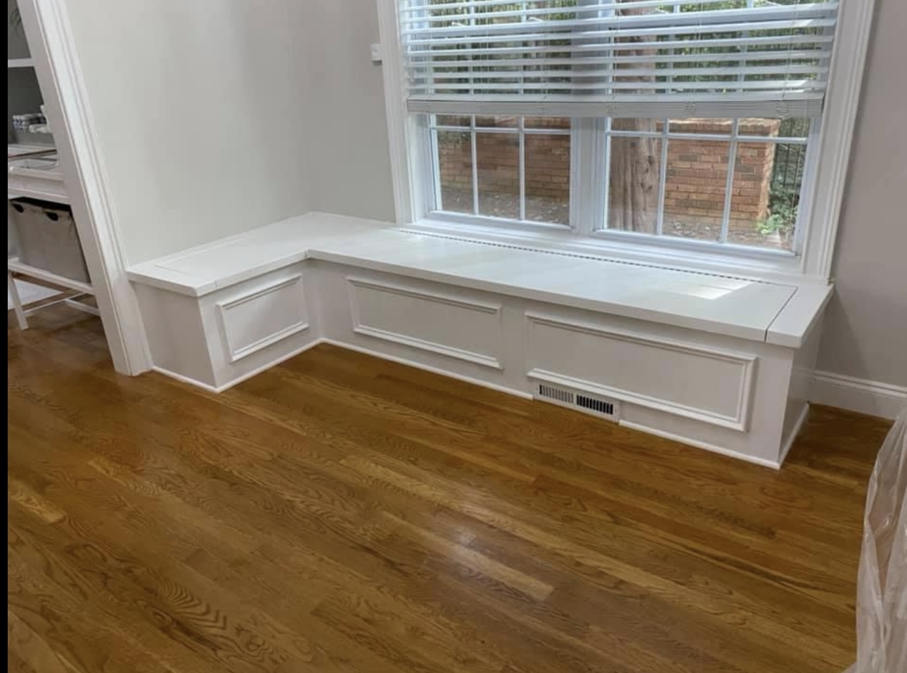 White window bench closed